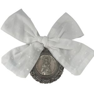 Medalla de la Virgen de la Antigua para cuna/carro con lazo en plumeti blanco.