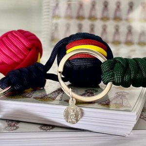 Llavero bola grande con la bandera de España y mini medalla Virgen de la Antigua