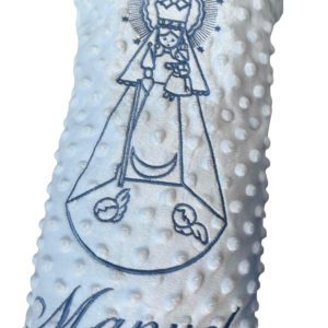 Manta Personalizada con la Virgen de la Antigua bordada en estilo infantil.